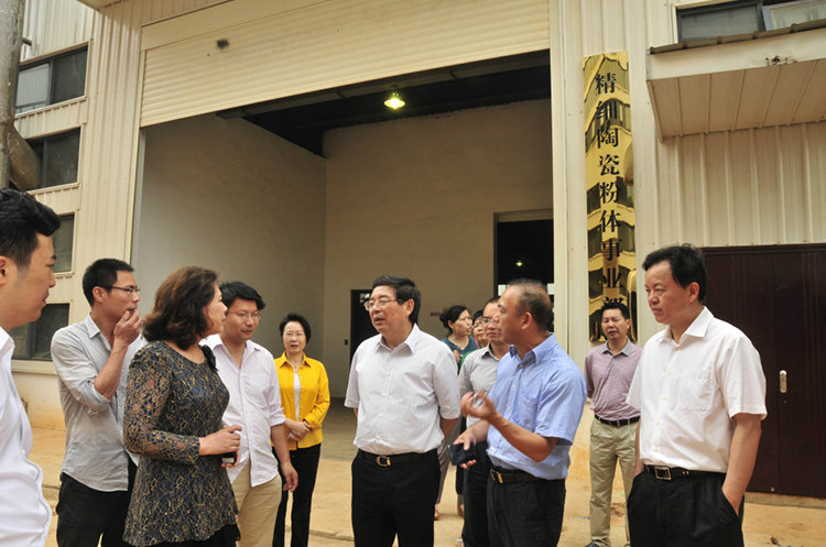 1439452763661527.jpg 市人大常委会主任袁观清一行来先导电陶调研